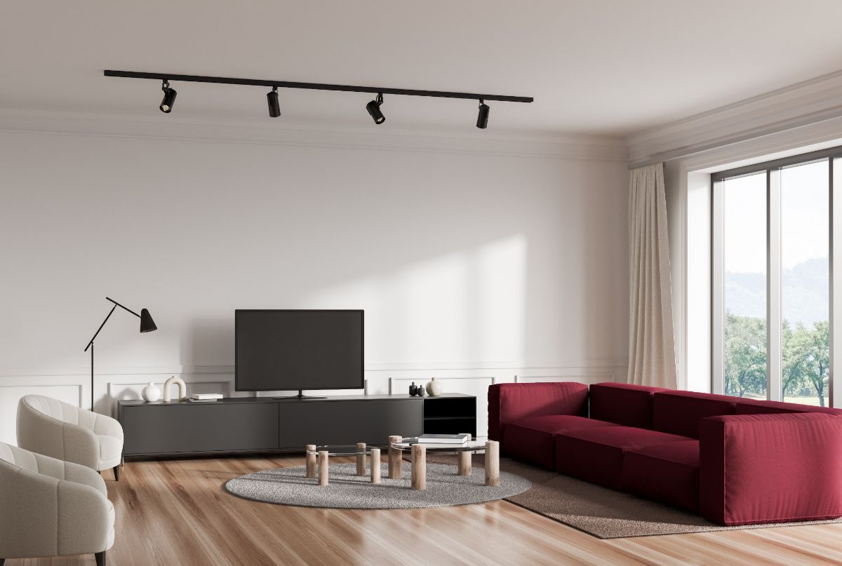 Salón de casa con sofa rojo